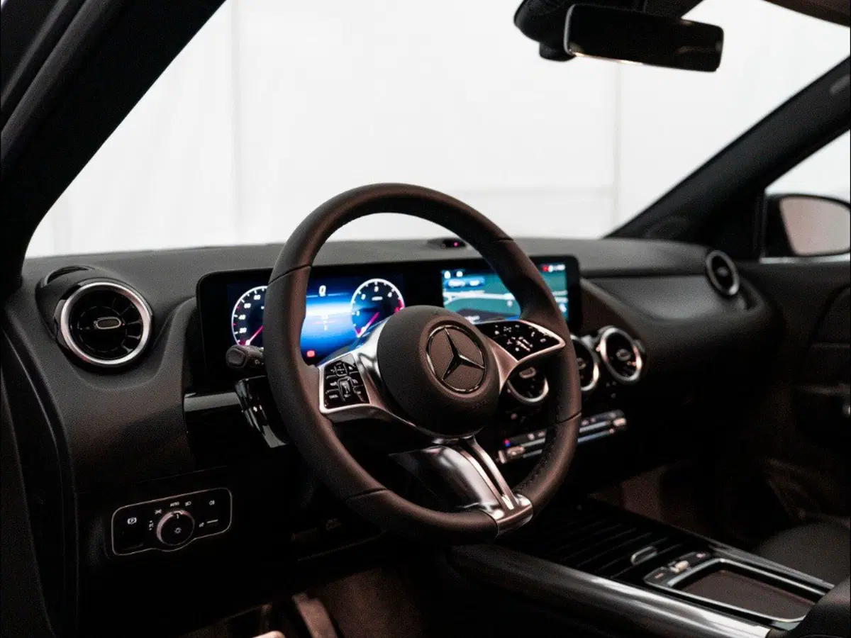 Mercedes-Benz GLA SUV nuova a Macerata (16)