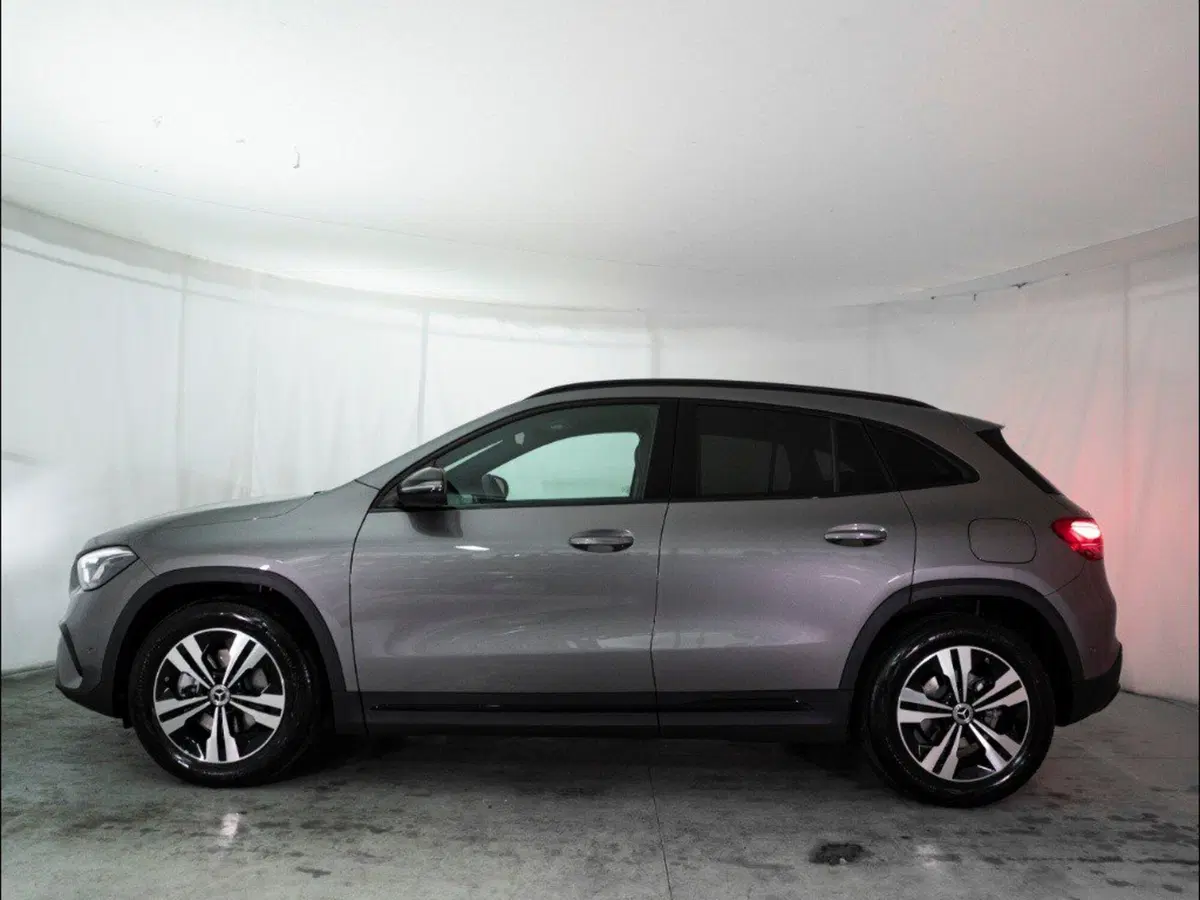Mercedes-Benz GLA SUV nuova a Macerata (2)