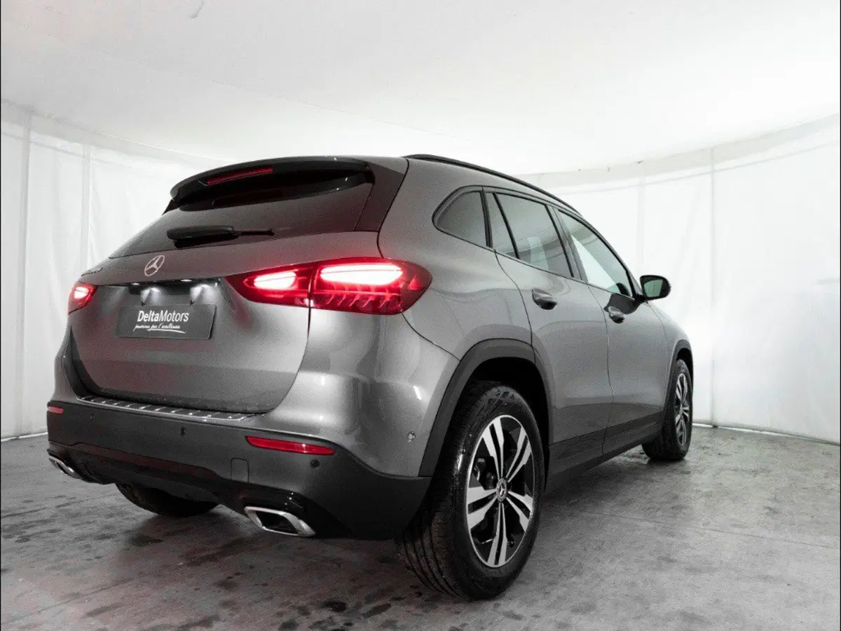Mercedes-Benz GLA SUV nuova a Macerata (6)
