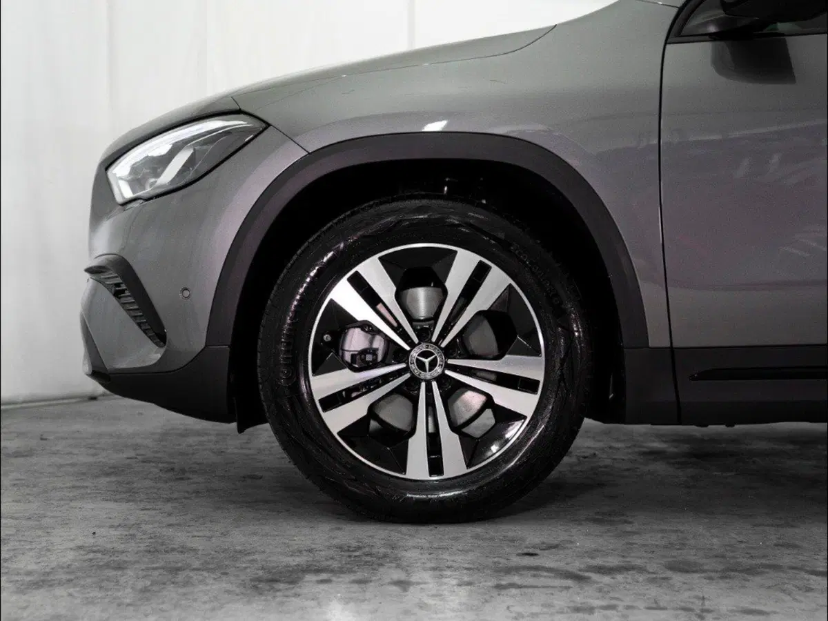 Mercedes-Benz GLA SUV nuova a Macerata (9)