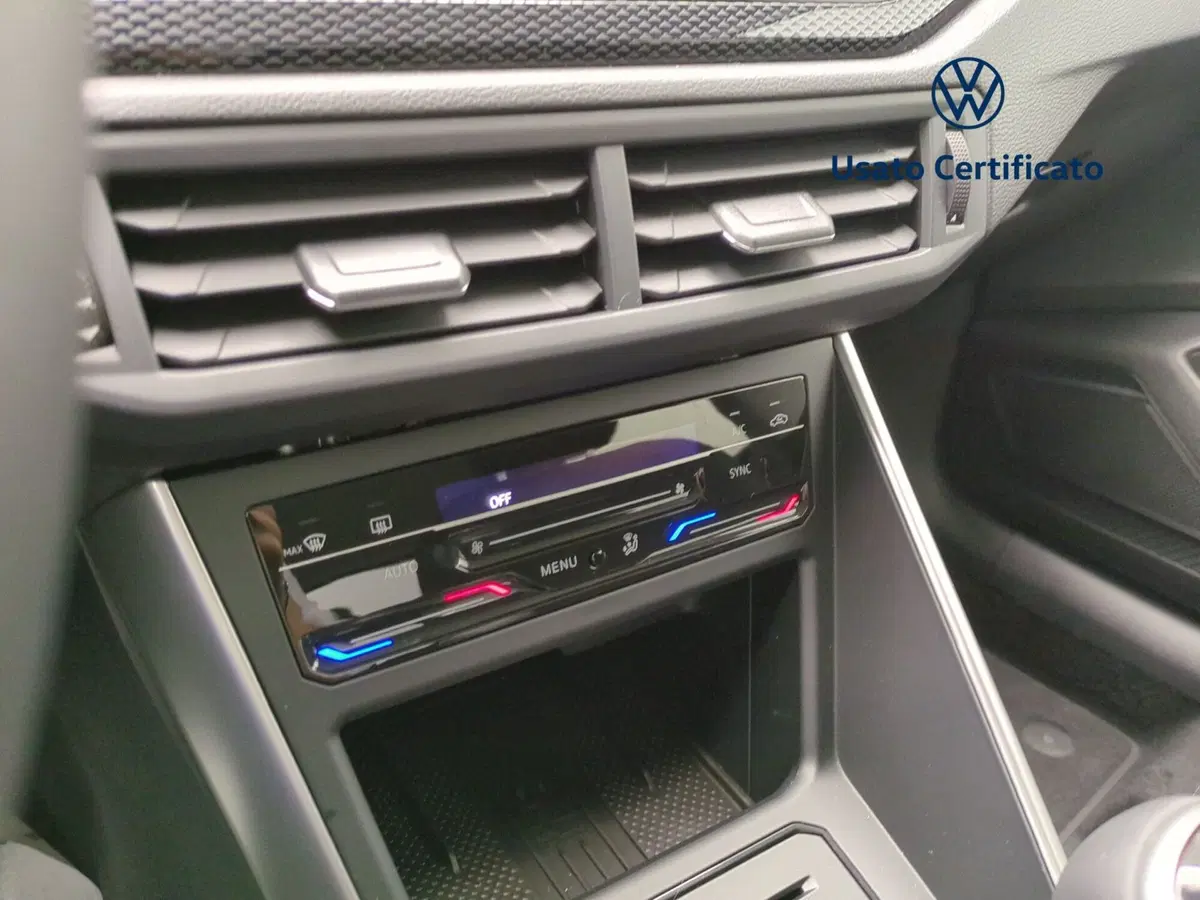 Volkswagen Taigo nuova a Avellino (15)