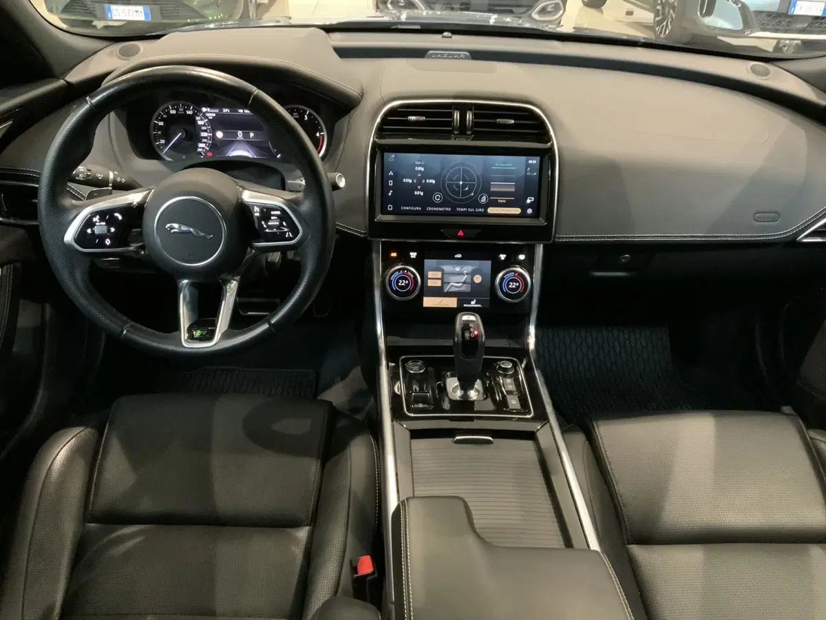 Jaguar XE usata a Vercelli (14)