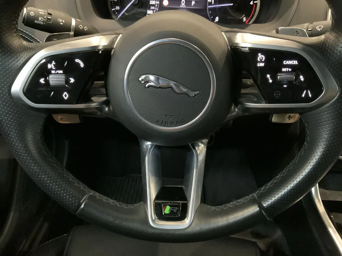 Jaguar XE usata a Vercelli (15)
