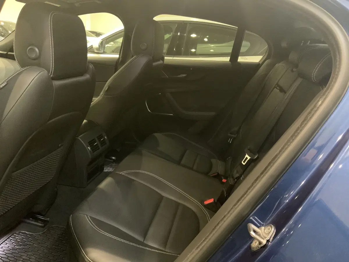 Jaguar XE usata a Vercelli (6)