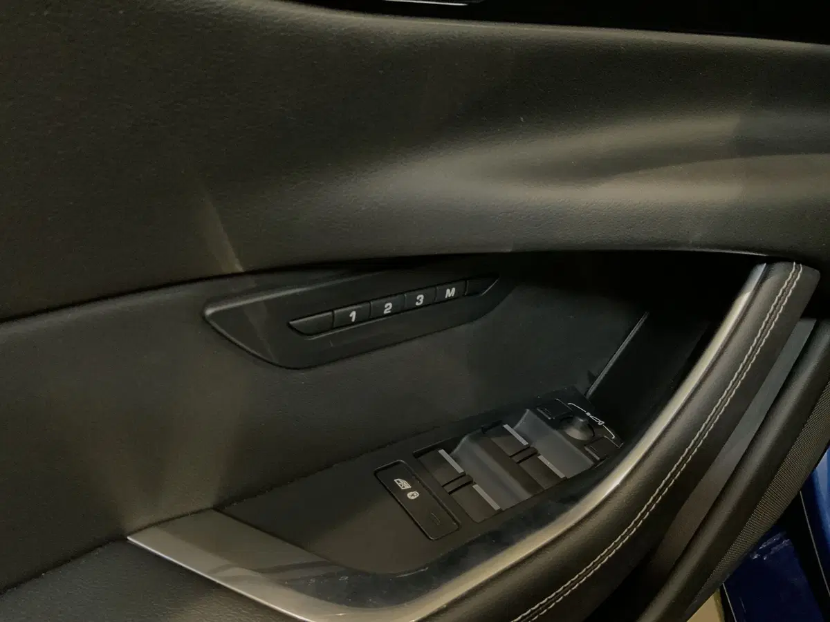 Jaguar XE usata a Vercelli (8)