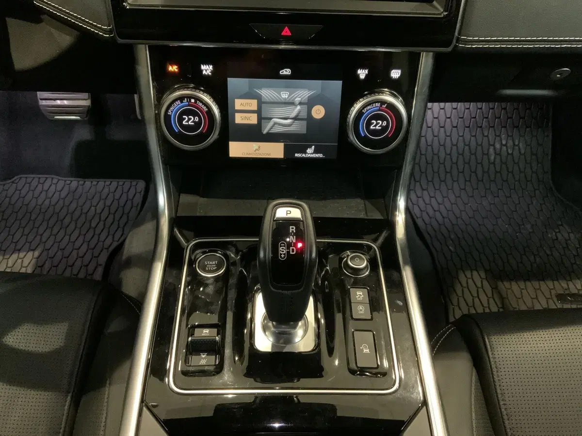 Jaguar XE usata a Vercelli (9)