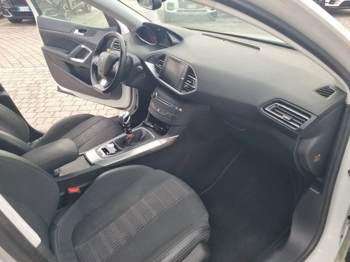 Peugeot 308 SW usata a Lucca (17)