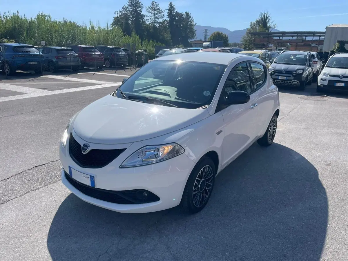 Lancia Ypsilon usata a Lucca