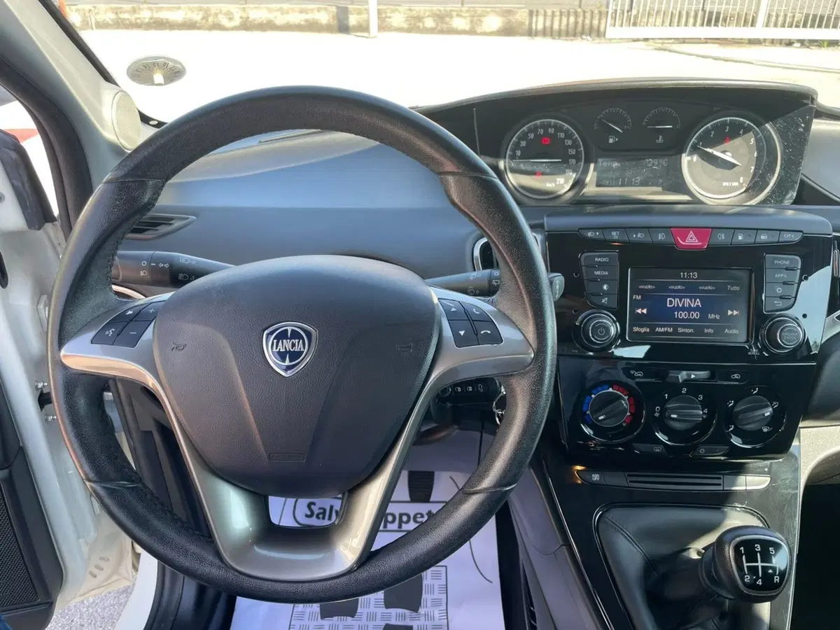 Lancia Ypsilon usata a Lucca (10)