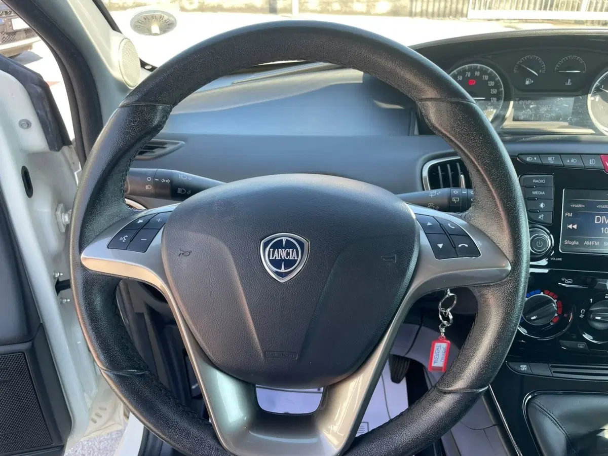 Lancia Ypsilon usata a Lucca (11)
