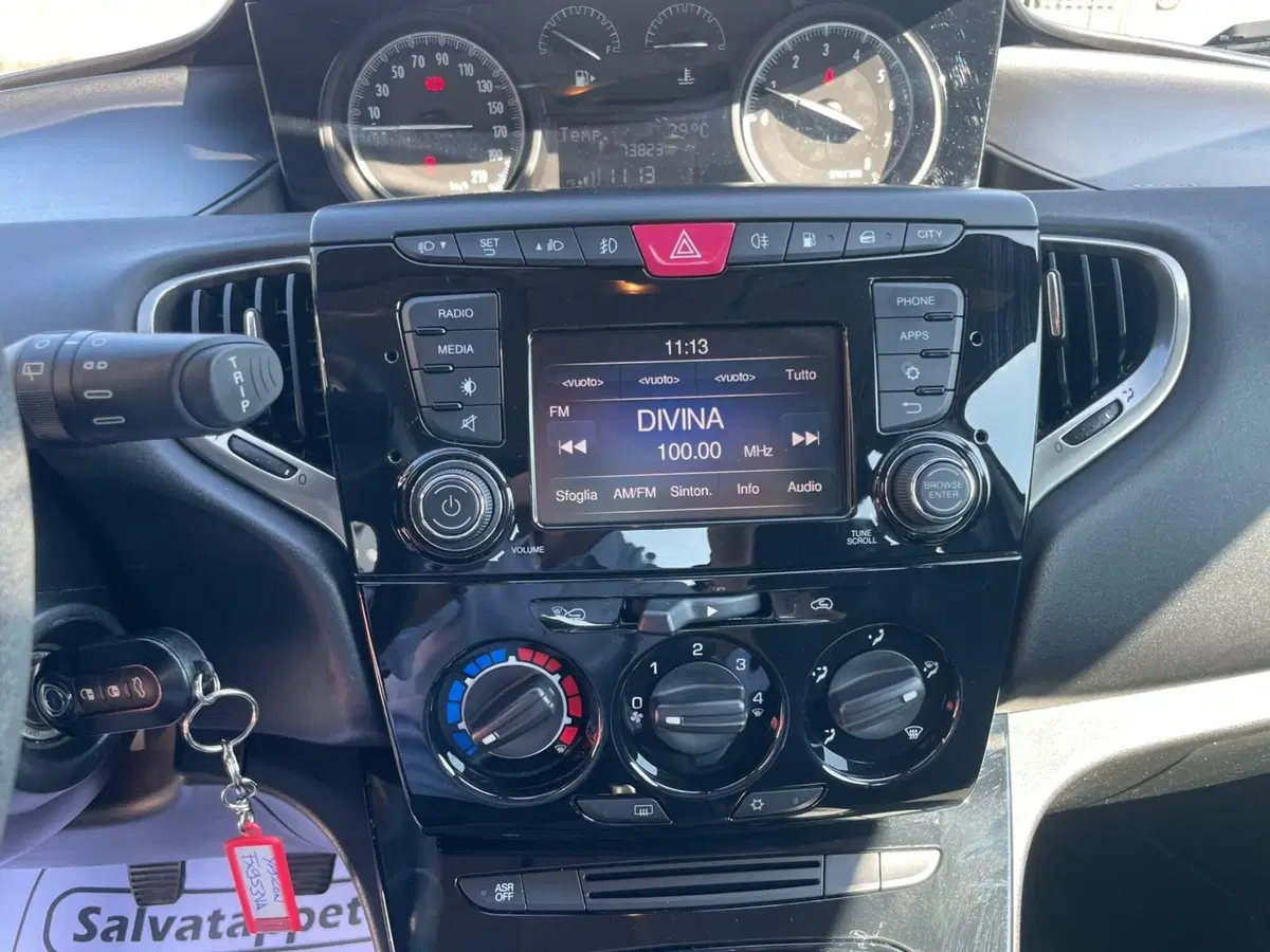 Lancia Ypsilon usata a Lucca (12)