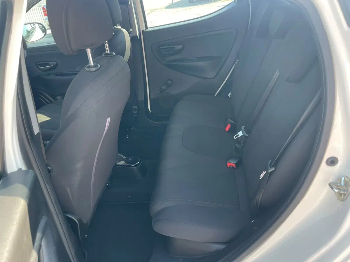 Lancia Ypsilon usata a Lucca (14)