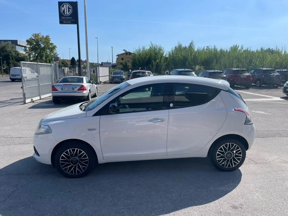 Lancia Ypsilon usata a Lucca (2)