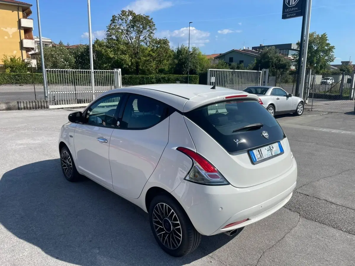 Lancia Ypsilon usata a Lucca (3)