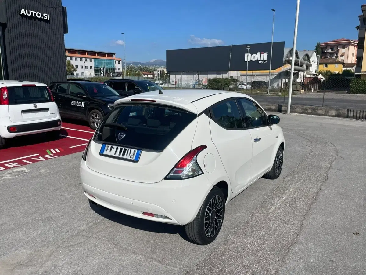 Lancia Ypsilon usata a Lucca (4)