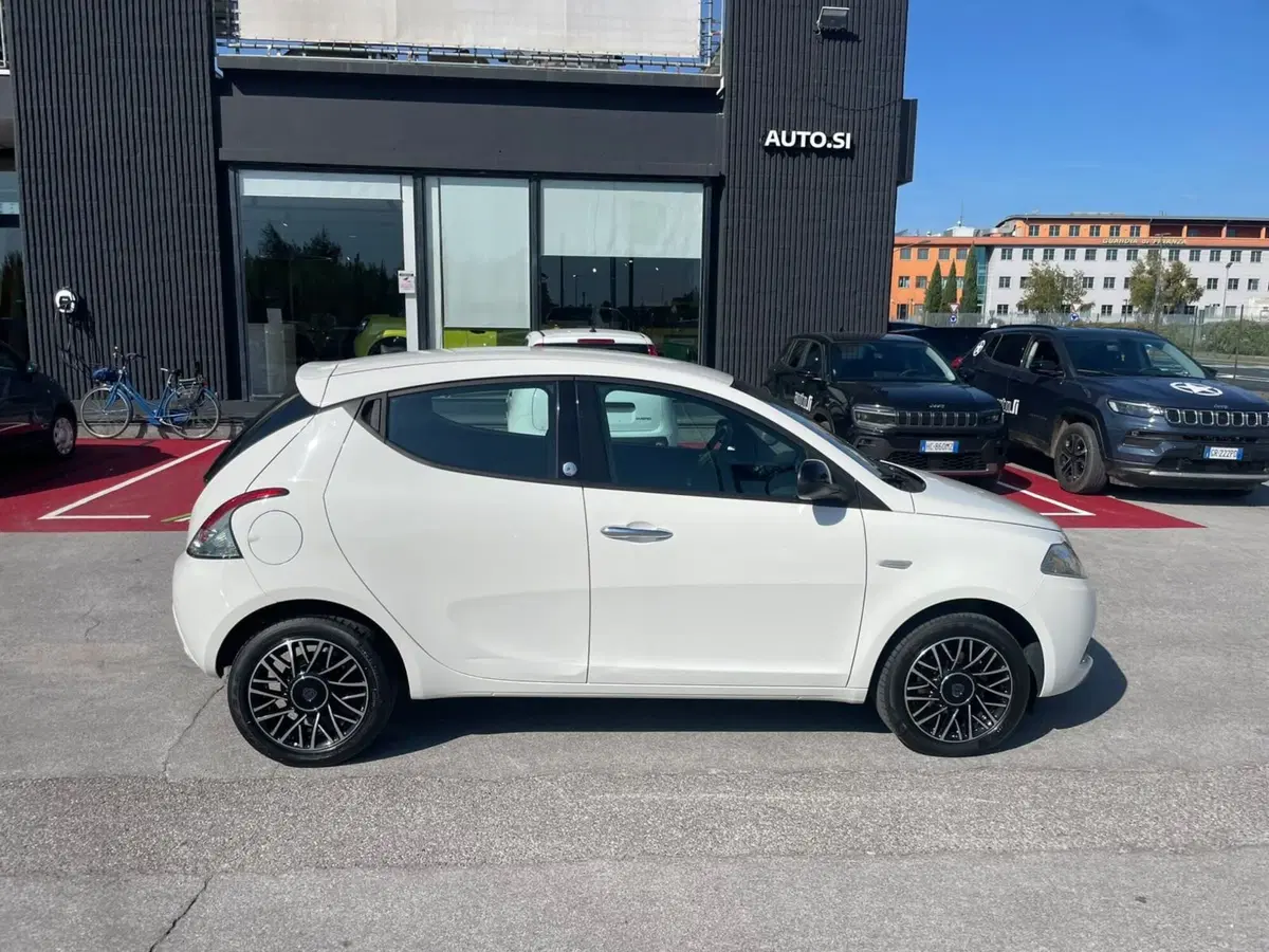 Lancia Ypsilon usata a Lucca (5)