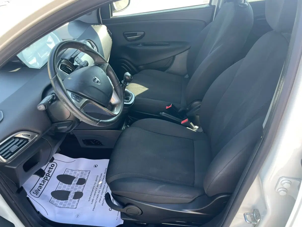 Lancia Ypsilon usata a Lucca (9)