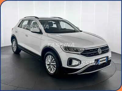 Volkswagen T-Roc 1.0 TSI Life del 2023 usata a Milano