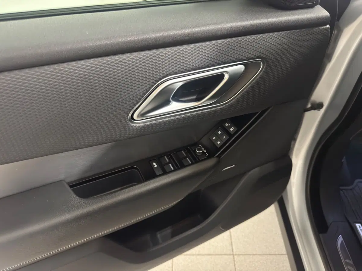 Land Rover Range Rover Velar usata a Novara (19)