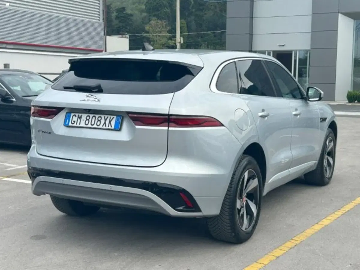 Jaguar F-Pace nuova a Lucca (6)