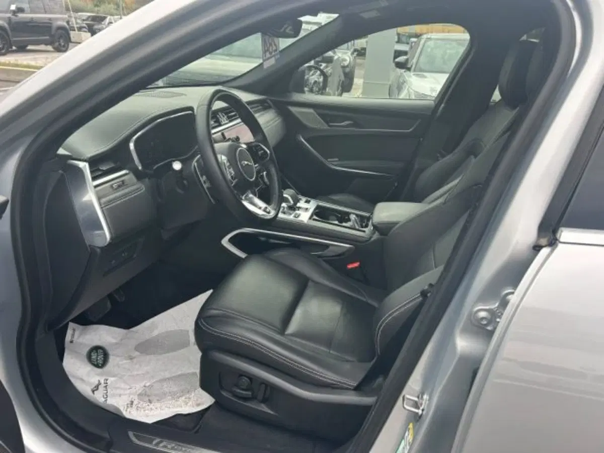 Jaguar F-Pace nuova a Lucca (8)