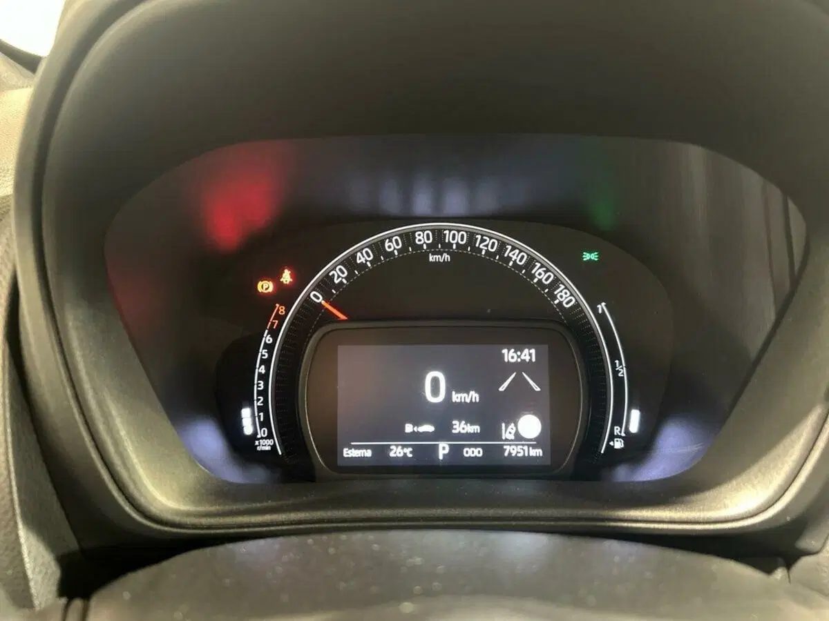 Toyota Aygo X usata a Lecco (10)