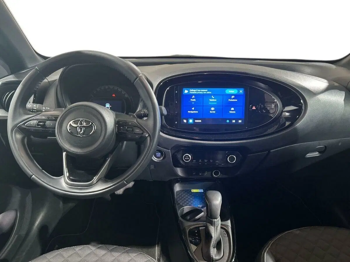 Toyota Aygo X usata a Lecco (9)