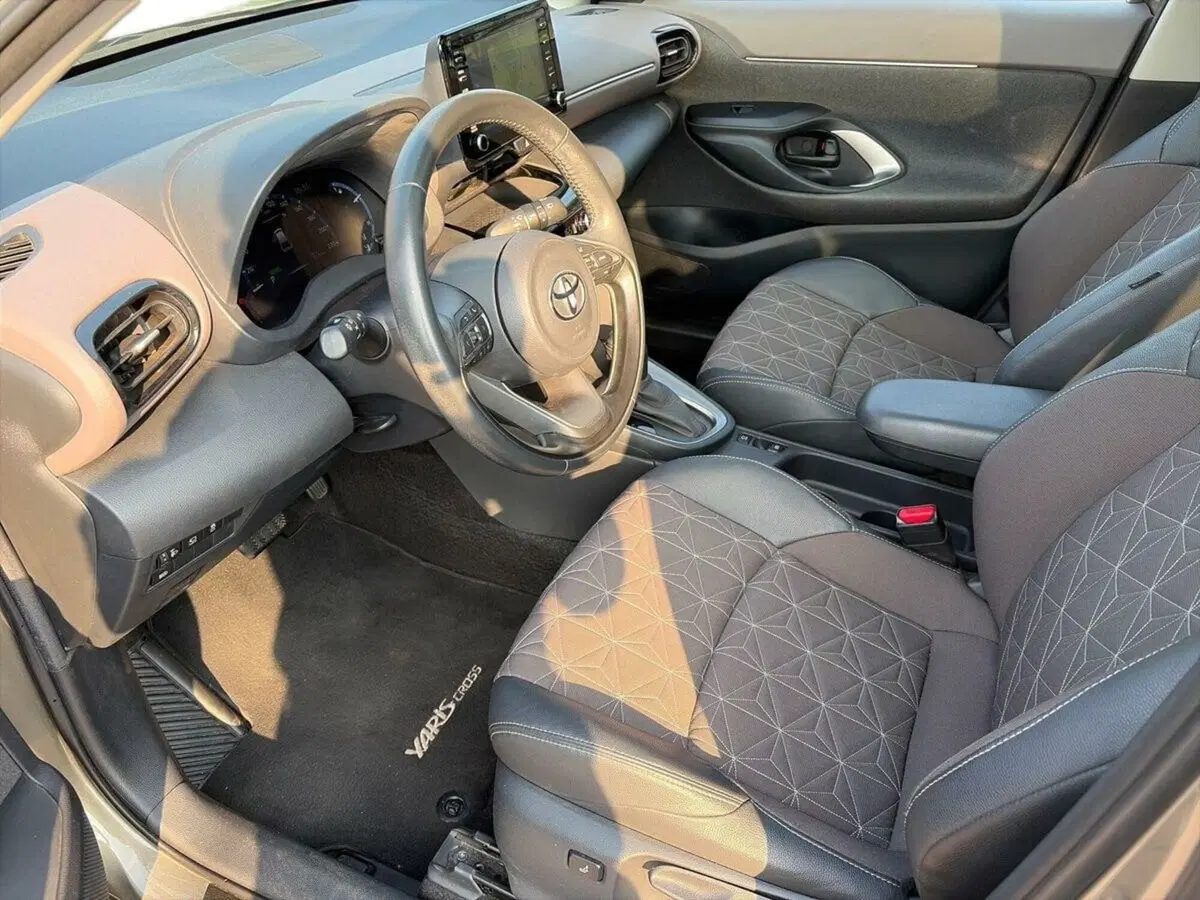 Toyota Yaris Cross usata a Lecco (7)