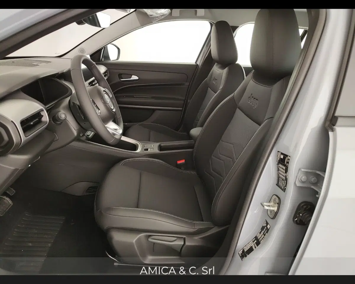 Jeep Avenger nuova a Caserta (15)