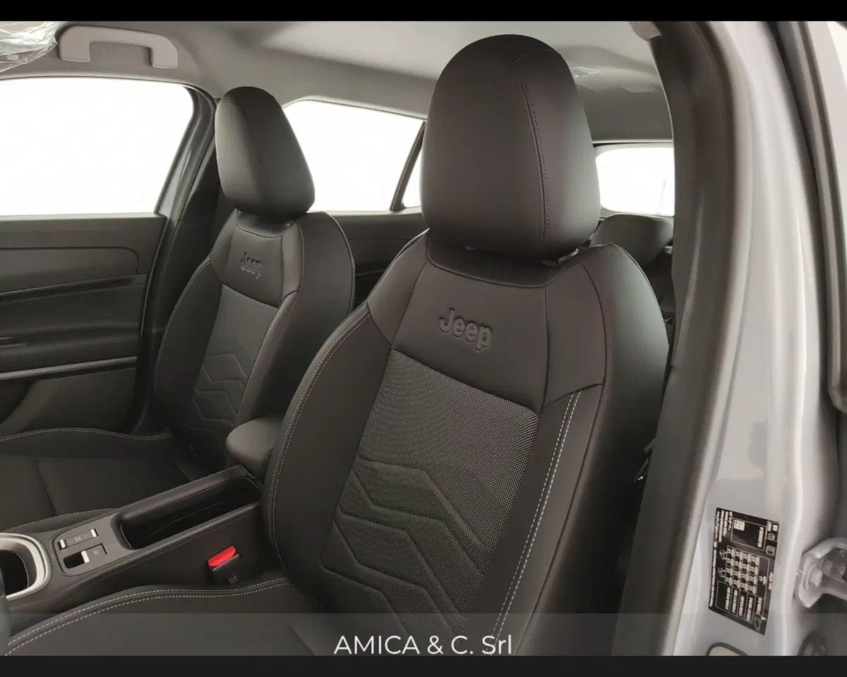 Jeep Avenger nuova a Caserta (16)