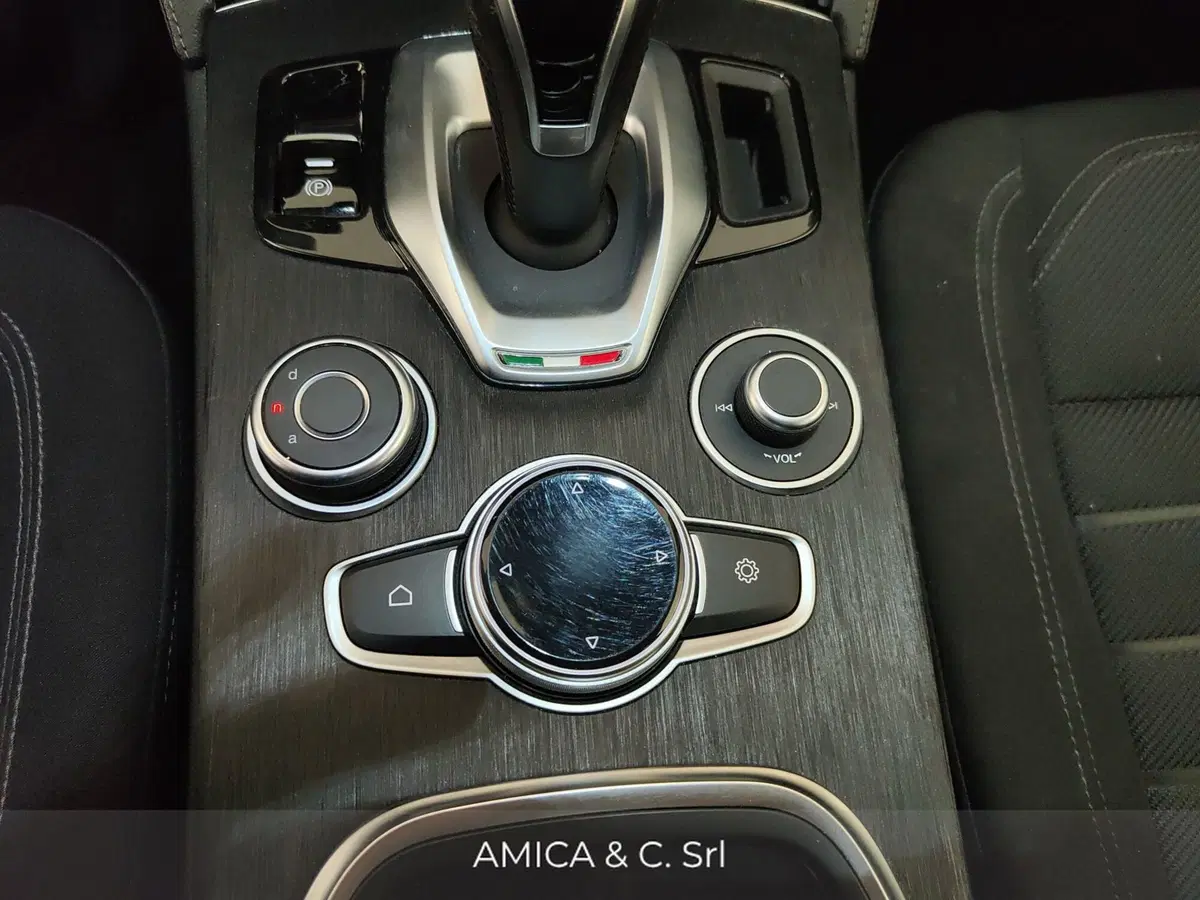 Alfa Romeo Stelvio usata a Caserta (19)