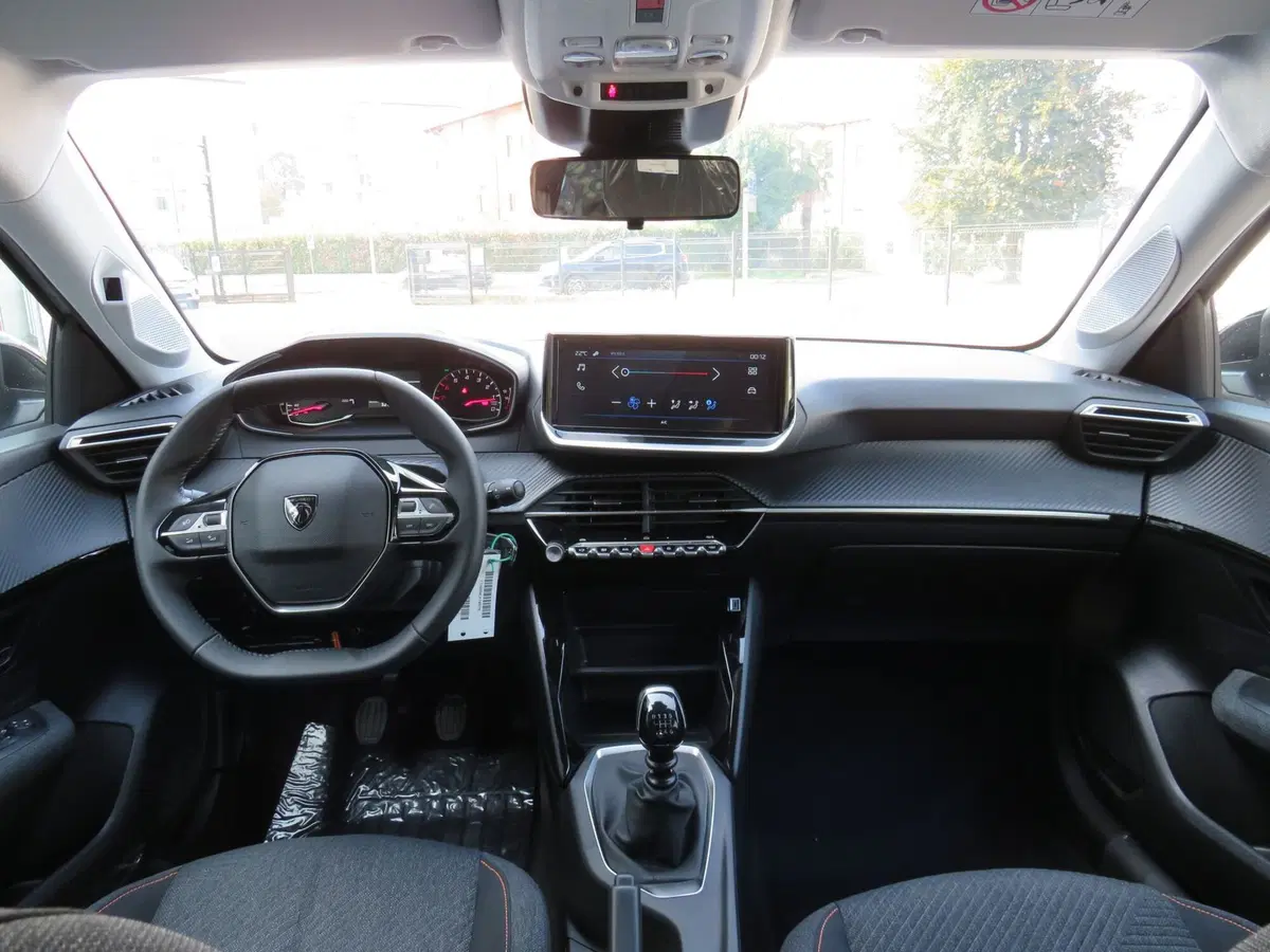 Peugeot 208 nuova a Monza e Brianza (10)