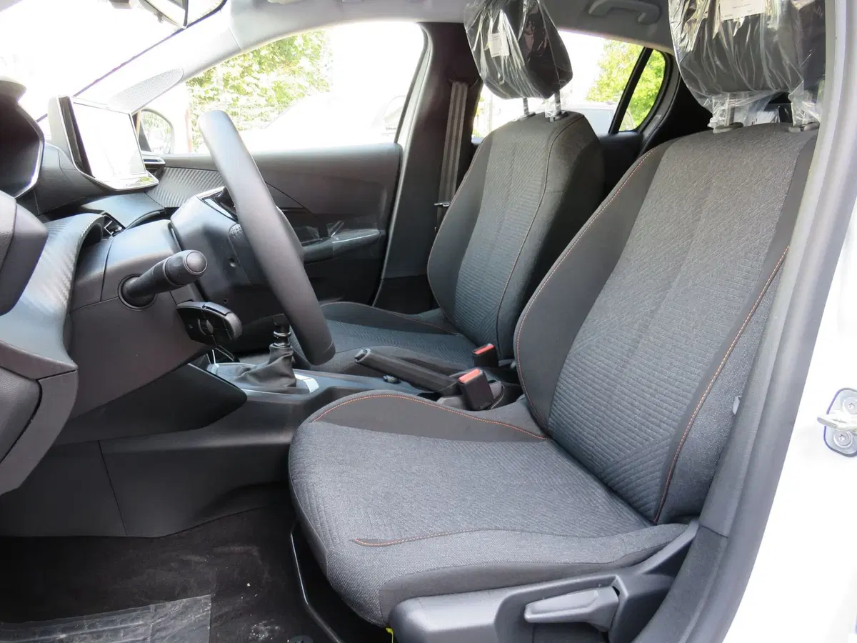 Peugeot 208 nuova a Monza e Brianza (11)