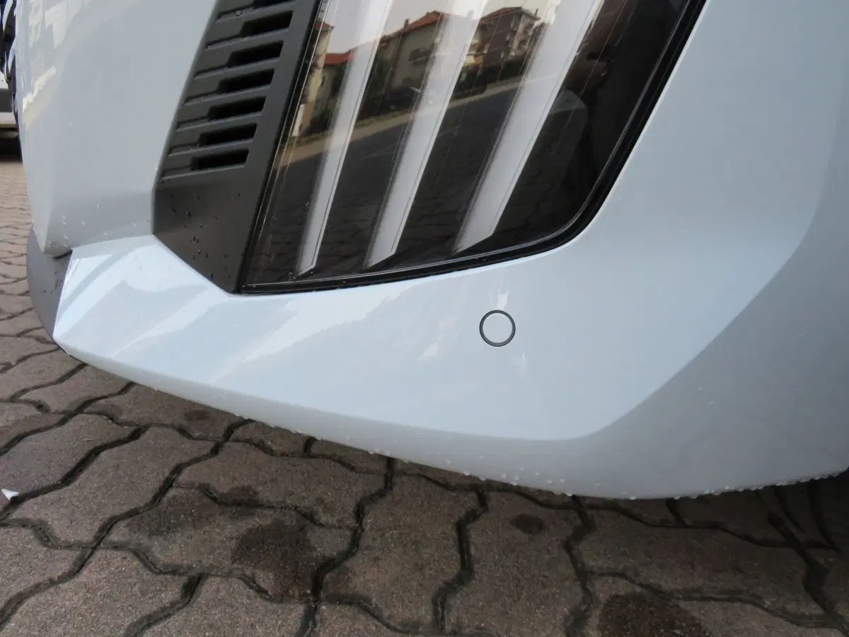 Peugeot 208 nuova a Monza e Brianza (9)