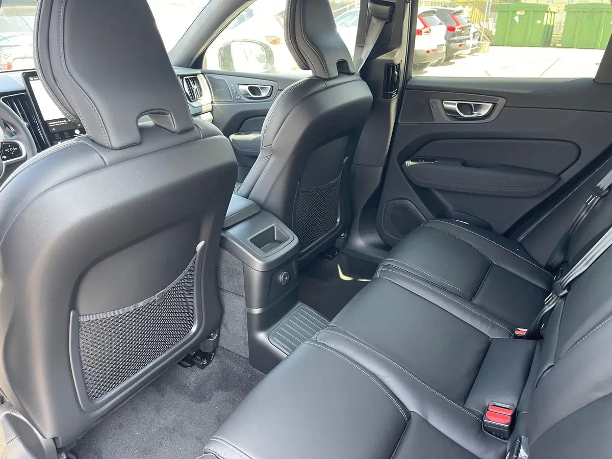 Volvo XC60 nuova a Como (10)