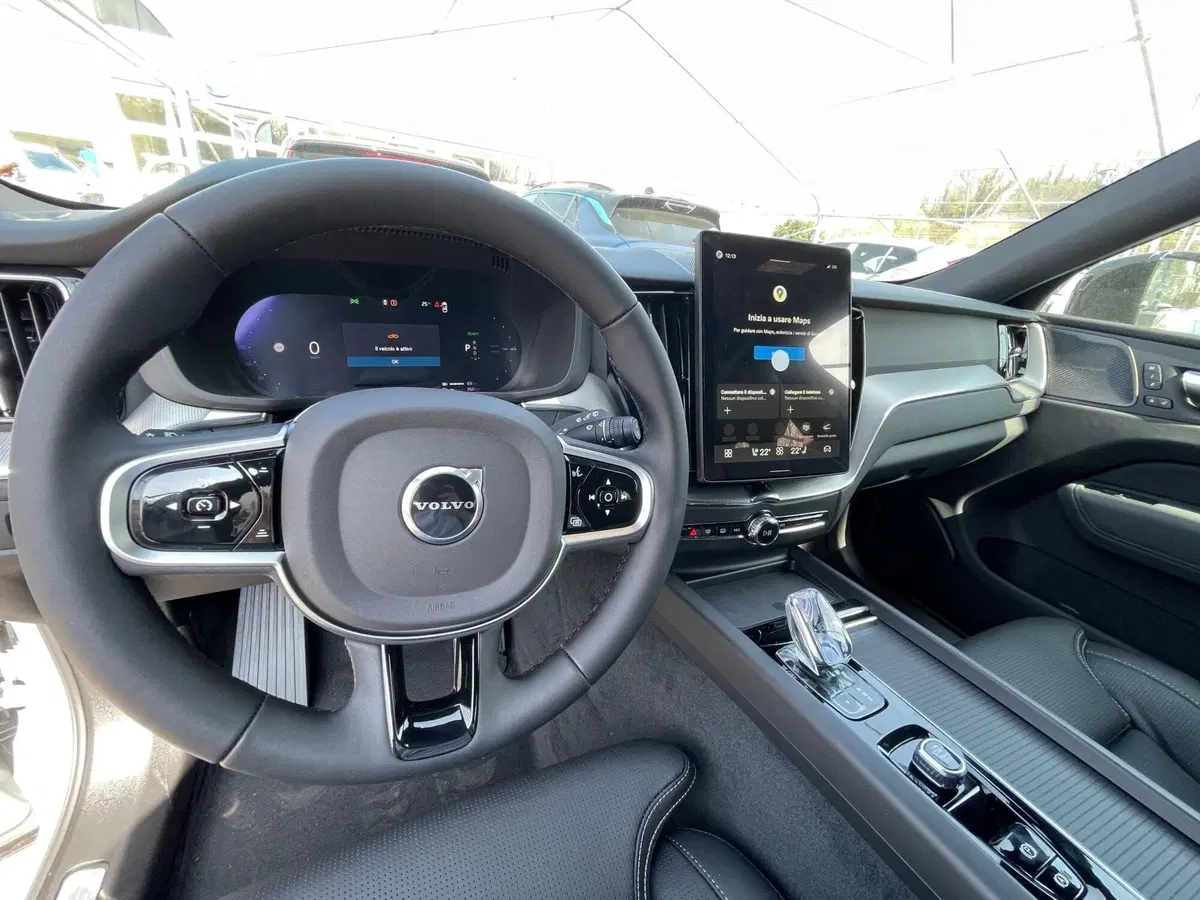 Volvo XC60 nuova a Como (7)