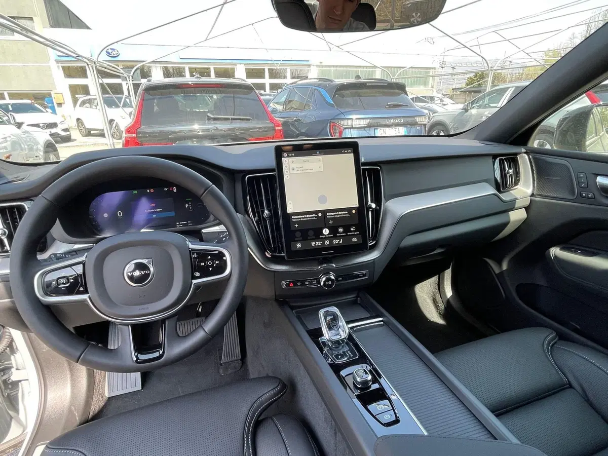 Volvo XC60 nuova a Como (8)