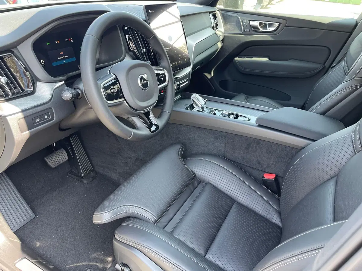 Volvo XC60 nuova a Como (9)
