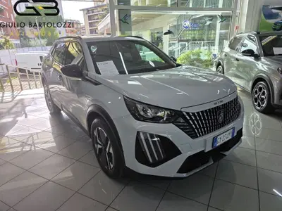 Peugeot 2008 motore elettrico 136 CV Allure Pack del 2025 usata a Prato
