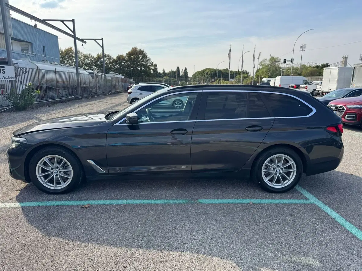 BMW Serie 5 Touring nuova a Monza e Brianza (4)