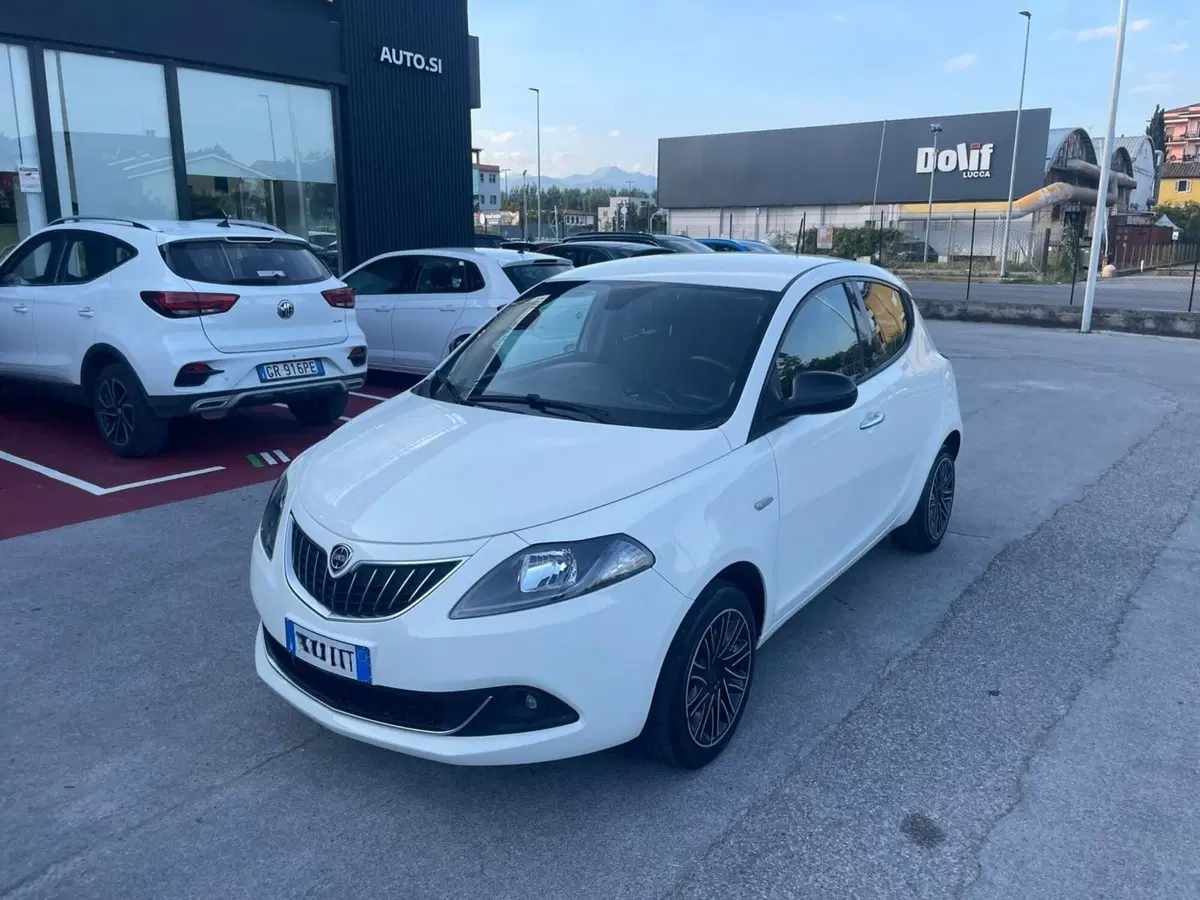 Lancia Ypsilon usata a Lucca