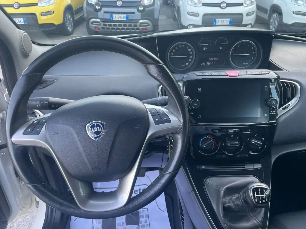 Lancia Ypsilon usata a Lucca (10)