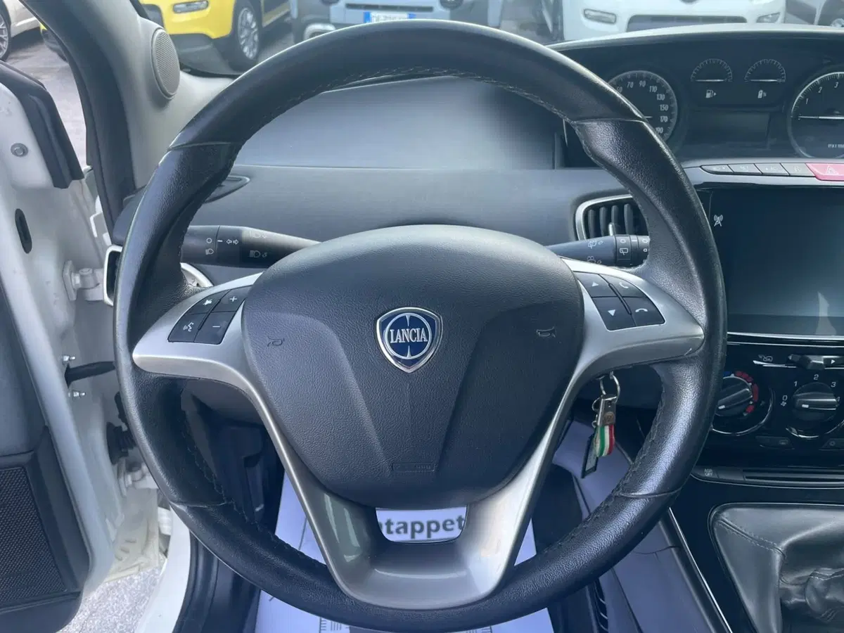 Lancia Ypsilon usata a Lucca (11)