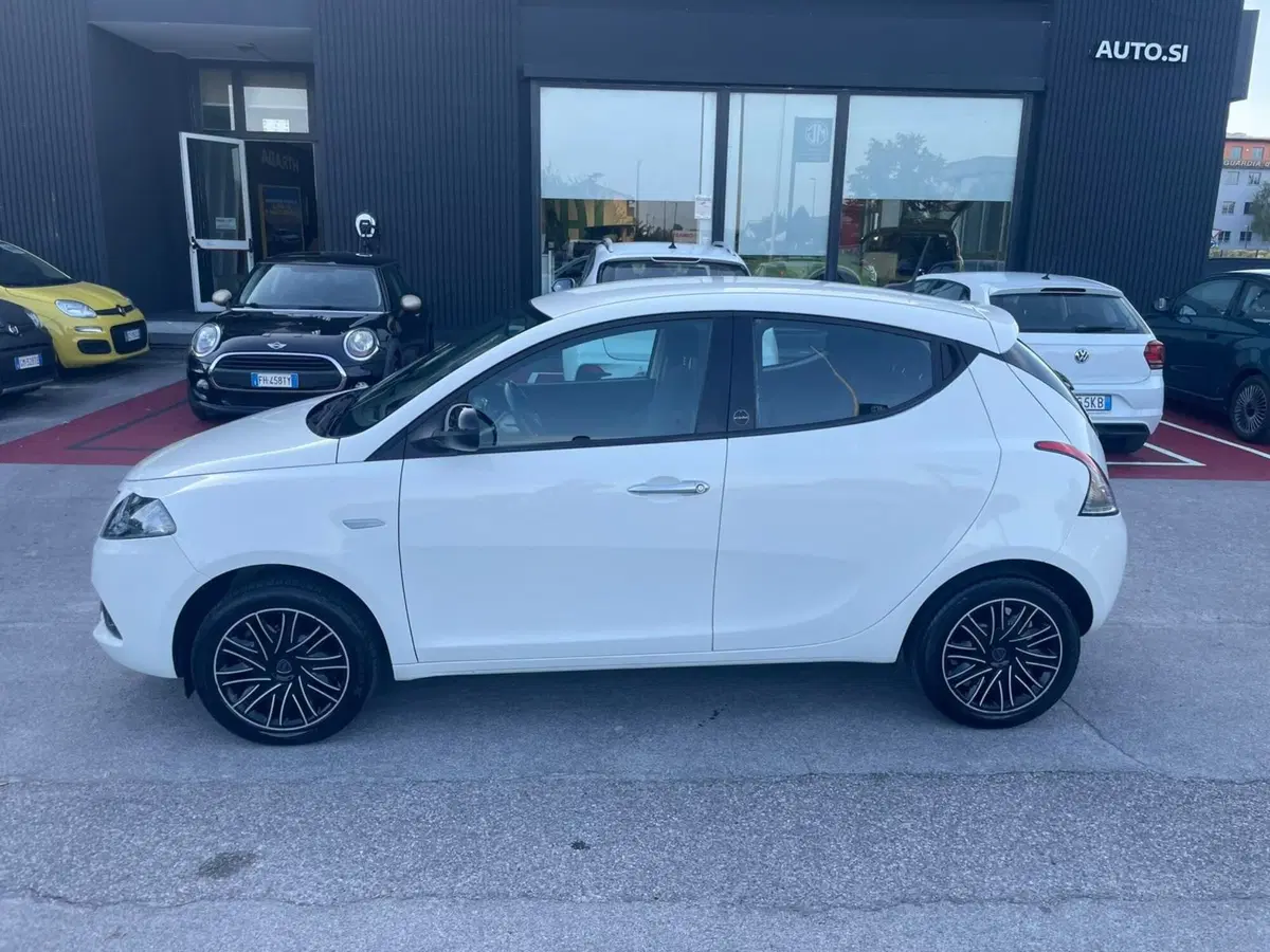 Lancia Ypsilon usata a Lucca (2)