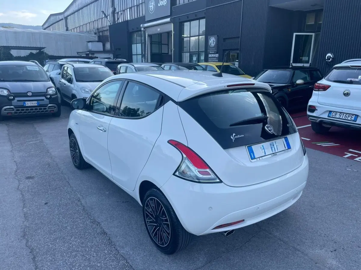 Lancia Ypsilon usata a Lucca (3)