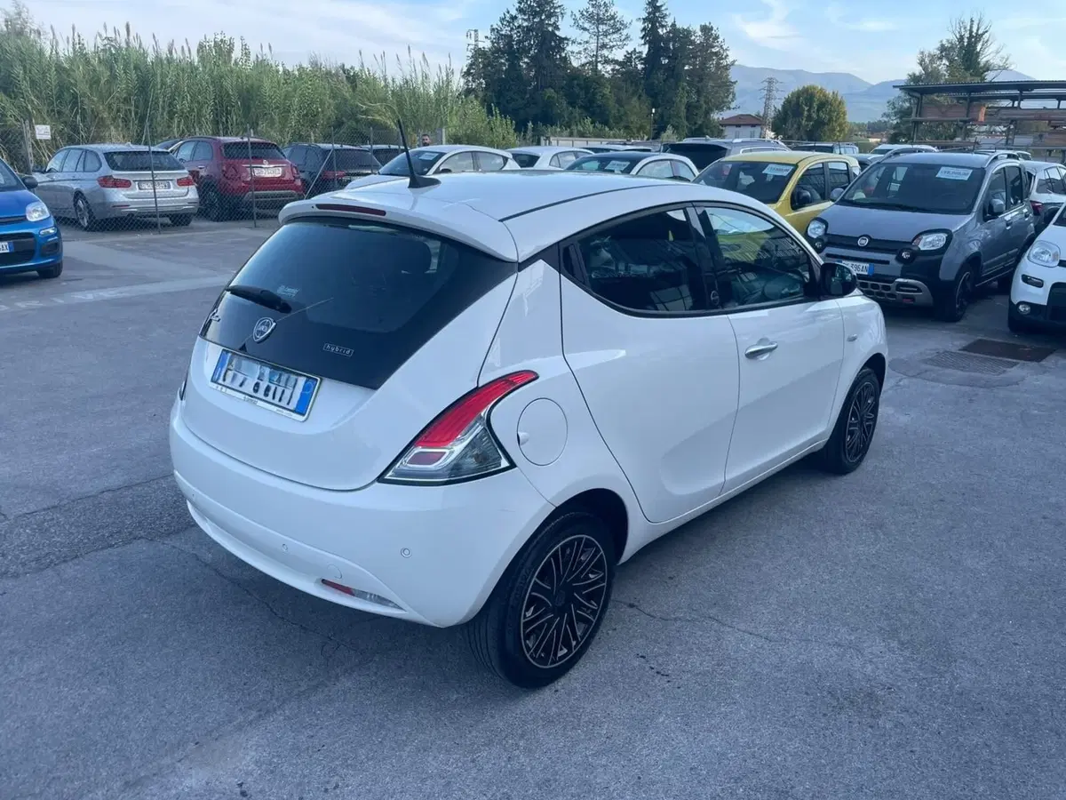 Lancia Ypsilon usata a Lucca (4)