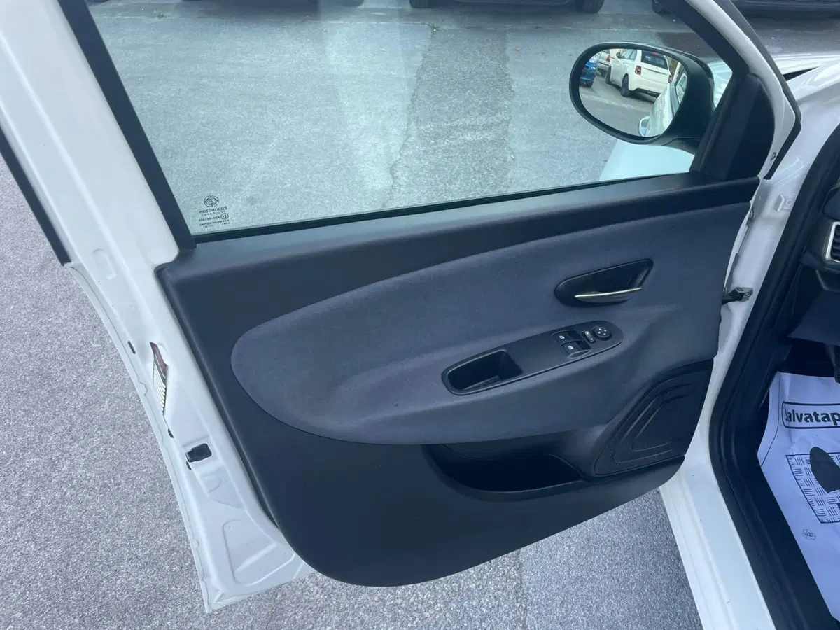Lancia Ypsilon usata a Lucca (8)