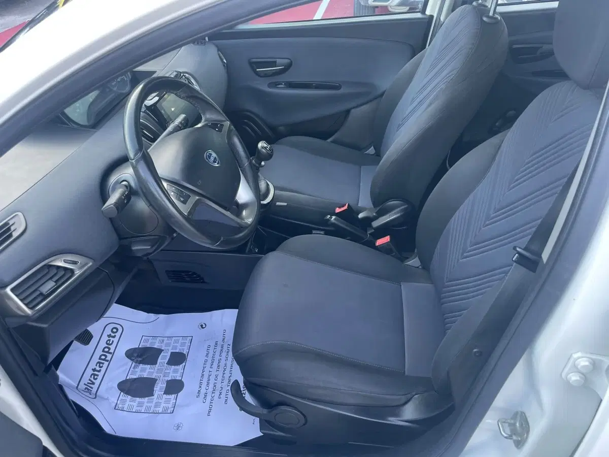 Lancia Ypsilon usata a Lucca (9)