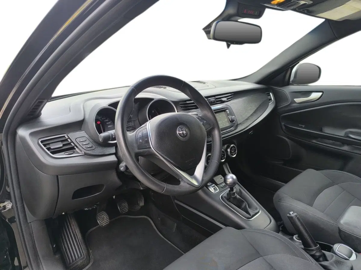 Alfa Romeo Giulietta usata a Udine (10)