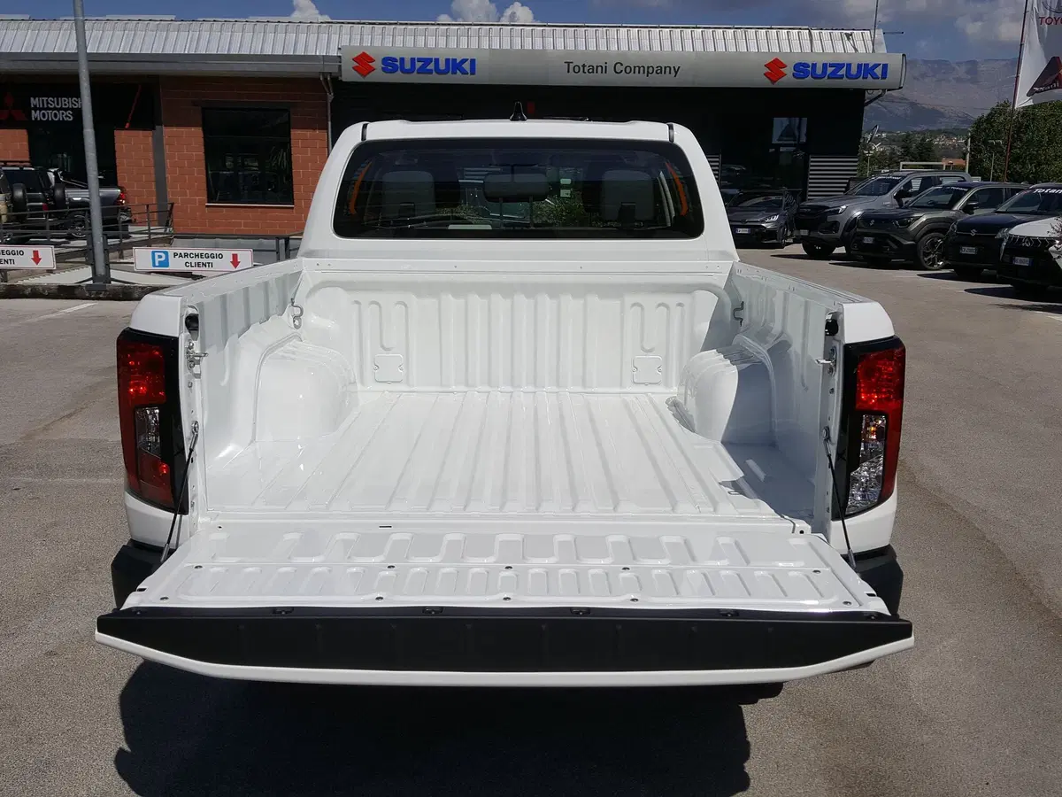 Toyota Hilux nuova a L'Aquila (11)